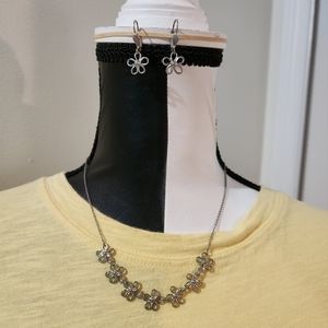 Lady Remington Silvertone Daisy Necklace and matching earrings set